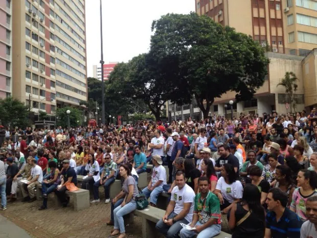 Servidores da UEL se reuniram na Concha Acústica, no Centro de Londrina (Foto: Vanessa Navarro/RPC)