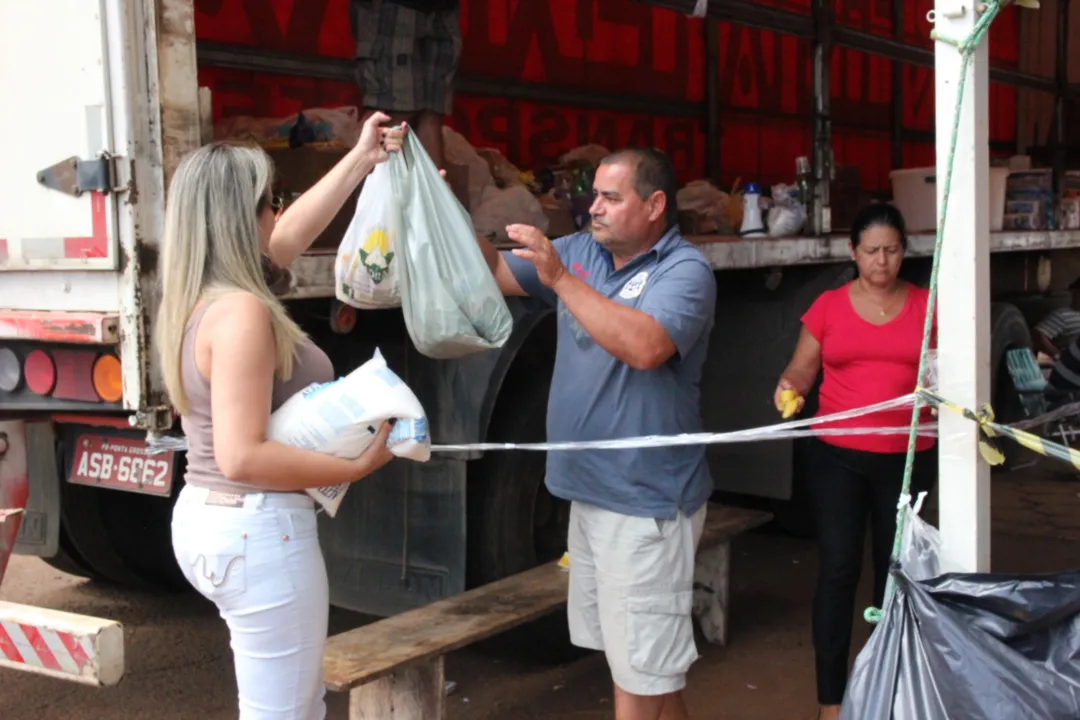 Daniela Ferrari, de Apucarana, foi uma das pessoas que fez doação de alimentos para os manifestantes - Foto: Bruno Leonel