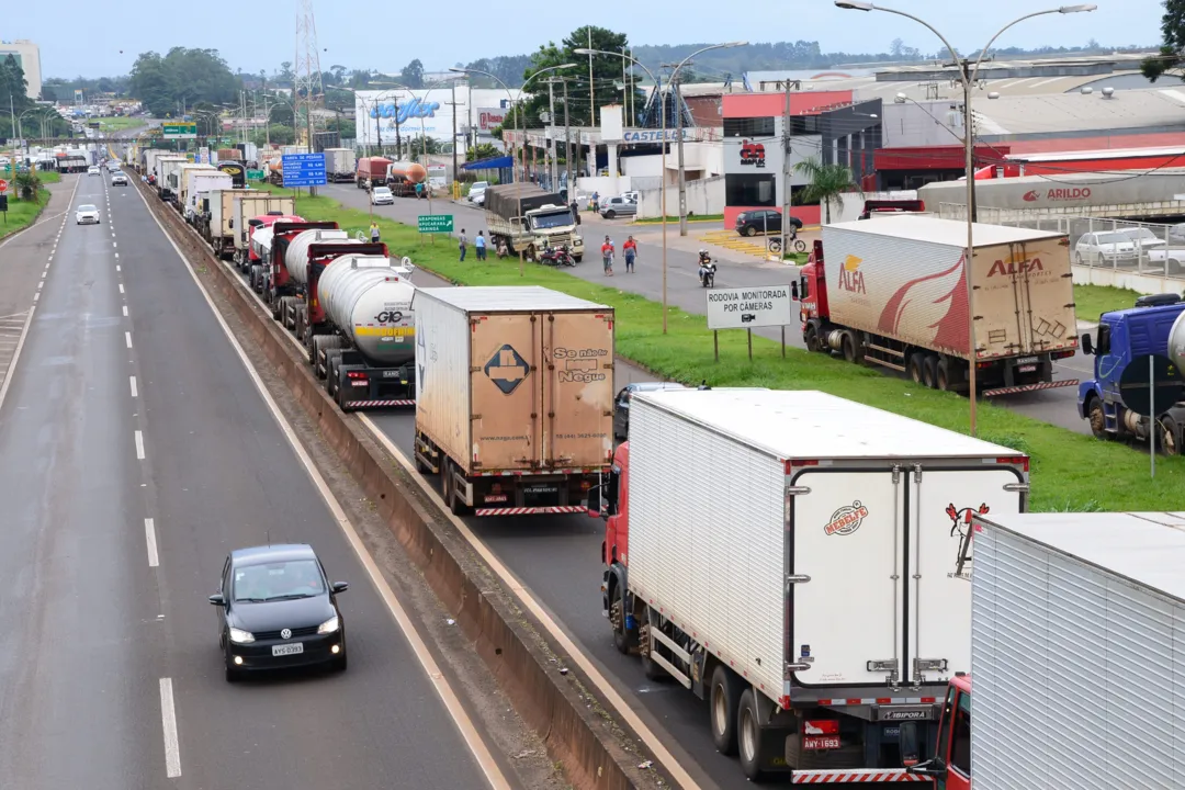 Paralisação dos caminhoneiros em Arapongas, Paraná - Foto: Delair Garcia/ TNonline 