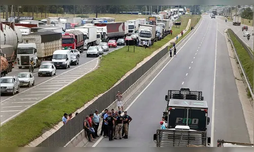 Fila de caminhões supera 4 km na Raposo Tavares, em SP