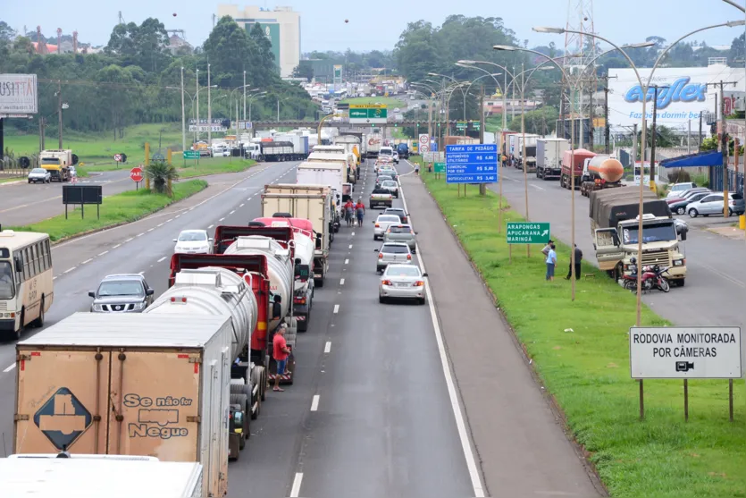  ​Caminhoneiros voltam a bloquear praça de pedágio na BR-369, em Arapongas - PR - Foto: Delair Garcia/ TNonline (24/02/2015) 