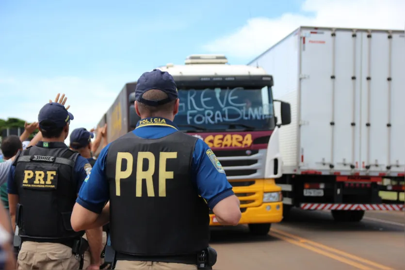  Caminhoneiros voltam a protestar e dificultar o trânsito em rodovias no Paraná - Foto:  Dirceu  Lopes (Arquivo) 