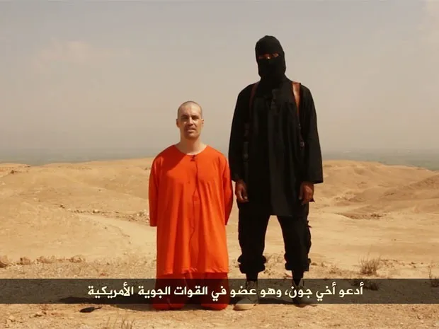 Homem de preto ao lado do refém James Foley, que foi decapitado, seria o jihadista John, de sotaque britânico, que foi identificado como Mohammed Emwazi (Foto: Reprodução/Archive.org)