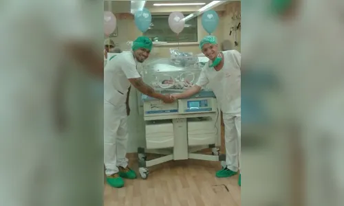 Moranguinho dá à luz e Naldo posa com filha recém-nascida 