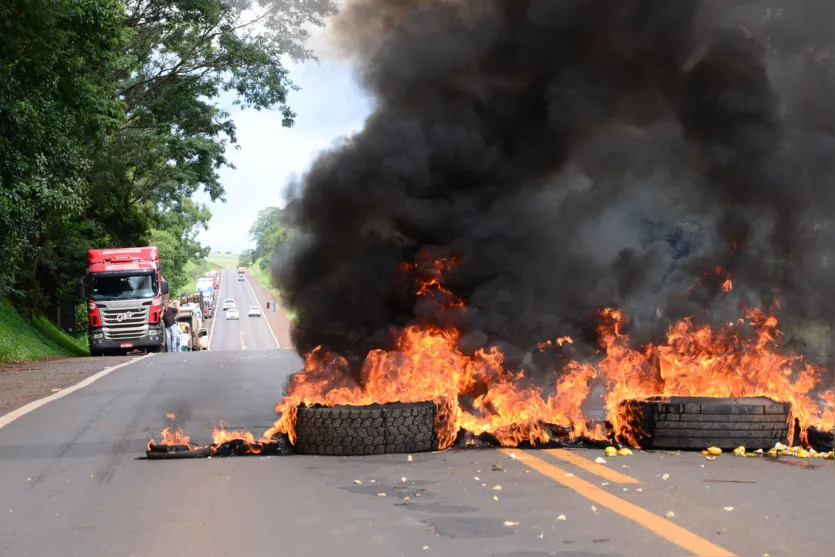  Pneus em chamas foram colocados na rodovia - Foto: Delair Garcia 