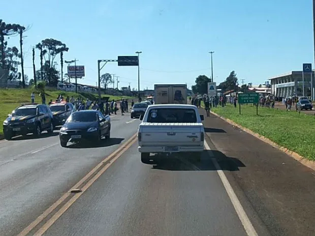 Sem os caminhões, motoristas protestaram na manhã deste sábado (28) (Foto: Divulgação/PRF)