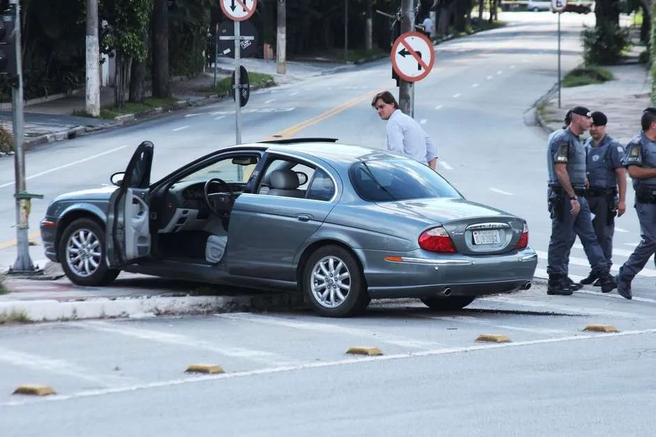 Carro de empresário foi abordado por criminosos durante a fuga Foto: Flávia Silva / Futura Press