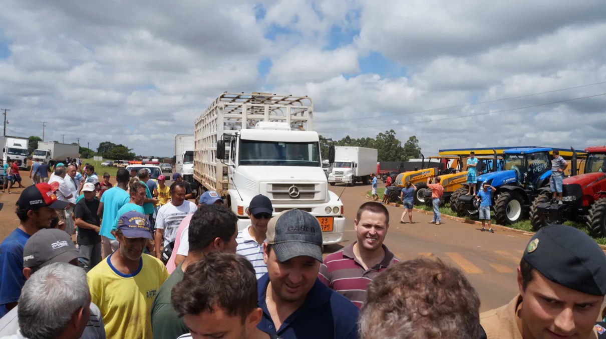 Caminhoneiros liberal tráfego em Jardim Alegre (Ivan Maldonado)