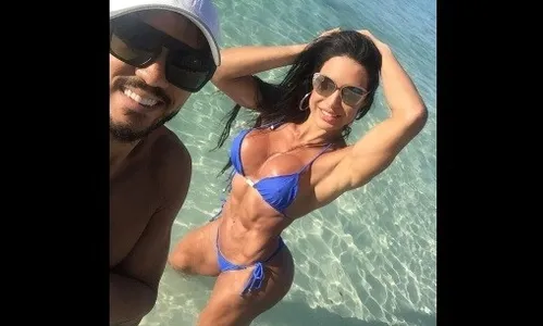 ​Gracyanne Barbosa exibe músculos em foto de biquíni