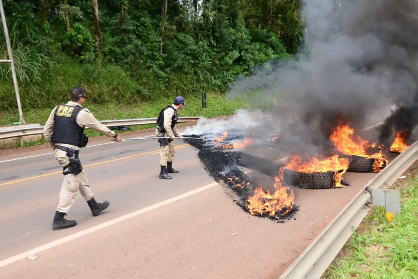  Em Marilândia do Sul, manifestações foram marcadas por diversos bloqueios na região -  Foto: Delair Garcia 