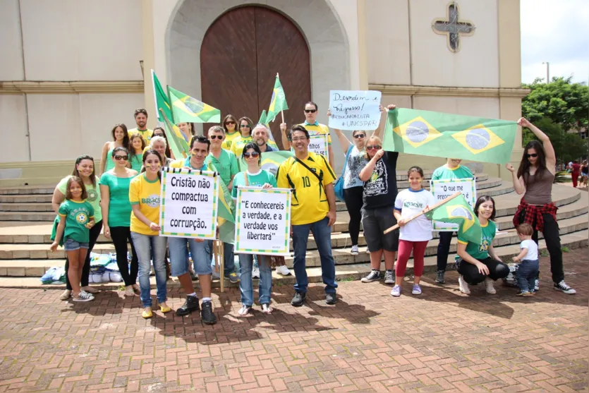  Manifestantes "Anti-Dilma" carregavam faixas de protesto contra a corrupção - Foto: Dirceu Lopes 