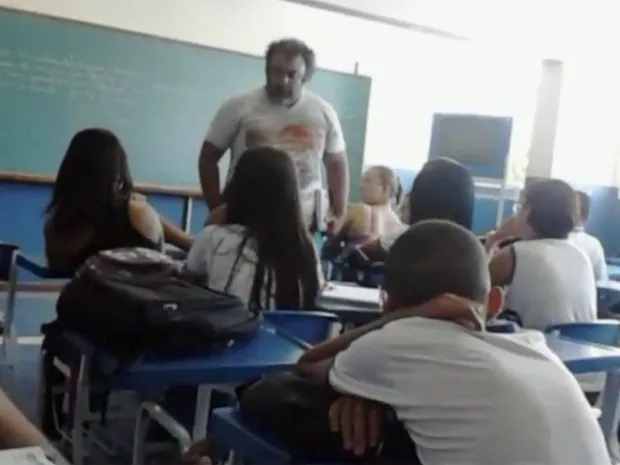 Professor perde muito tempo colocando a classe em ordem (Foto: Reprodução/TV Gazeta)