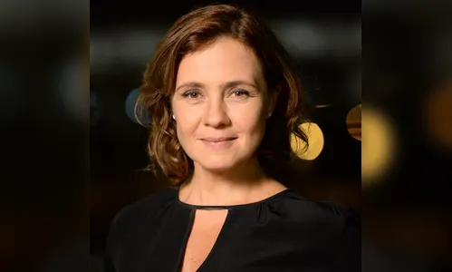 Adriana Esteves e Thiago Martins distribuem alfinetadas em coletiva