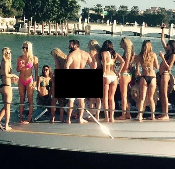 Bilzerian aparece "bem a vontade" acompanhado de várias mulheres em um Iate - Foto: Divulgação Instagram