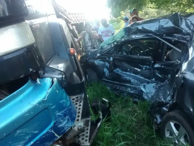 Carro foi atingido na lateral pelo caminhão após cruzar o trevo da PR-323 (Foto: Divulgação/PRE)
