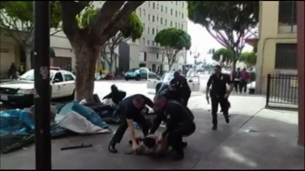 Um vídeo mostra o momento em que um morador de rua é morto por um policial após uma briga numa rua no centro de Los Angeles (Foto: BBC)