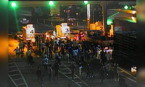 Manifestantes fecham o pedágio em Arapongas