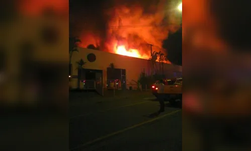 ​Incêndio destrói boate em bairro nobre de Londrina