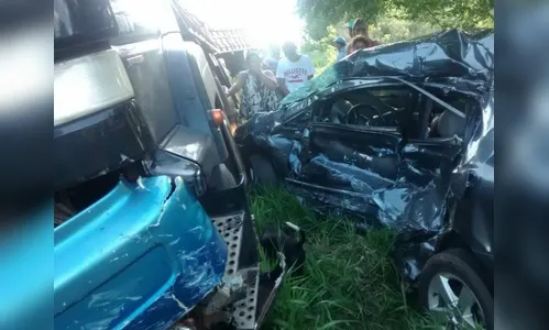 ​Três pessoas morrem em acidente entre carro e caminhão