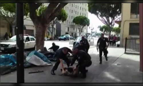 ​Vídeo registra morte de sem-teto por policiais nos EUA