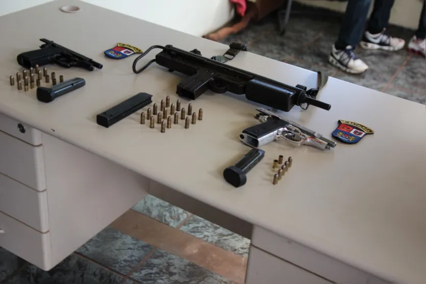  Armas foram apreendidas pela PM juntamente com farta munição - Foto: Bruno Leonel 