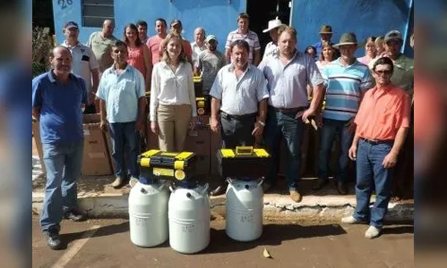 Manoel Ribas beneficia produtores rurais com botijões de sêmen bovino 