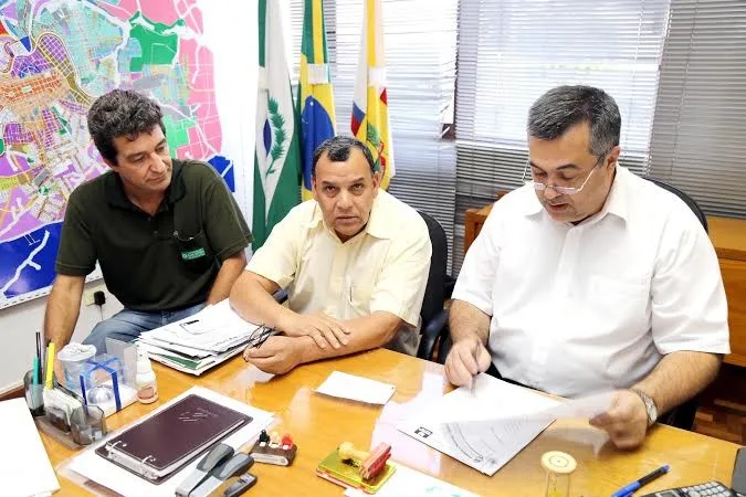 João do Carmo Fonseca, e do diretor da pasta, Antônio Roberto Nogueira, assinou autorização para registro de preço (licitação)