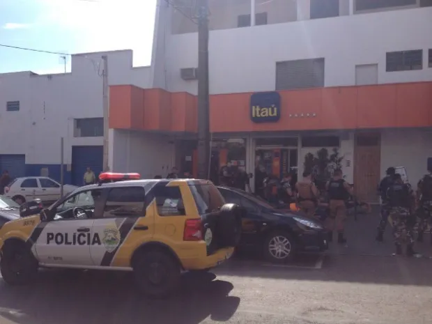 Polícia cercou a agência bancária e negociou a liberação dos reféns (Foto: Alberto D'Angele/RPC)