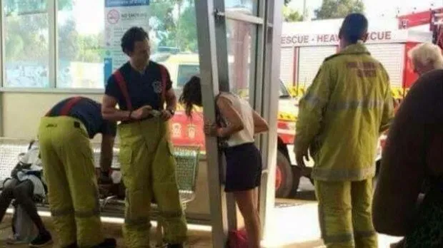 Jovem prendeu a cabeça em vão na estação ferroviária de Mandurah (Foto: Reprodução/Facebook/)