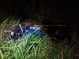 O passageiro do caminhão envolvido no acidente, de 46 anos, sofreu ferimentos leves e foi levado para o Hospital Universitário de Maringá - Foto: PRE