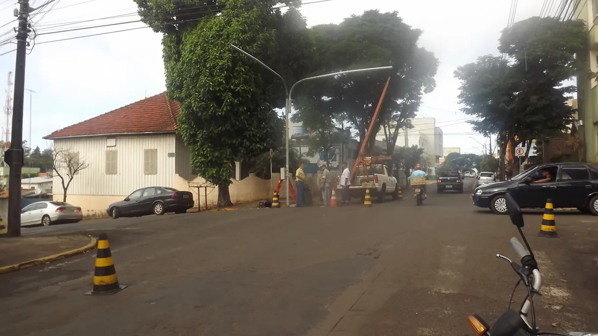 Instalação de semáforo no cruzamento da Rua Nagib Daher com a Rua Renê Camargo de Azambuja, no centro de Apucarana: melhoria no trânsito - Foto: Luiz Demétrio