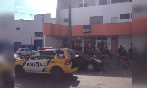Assaltantes fazem reféns em tentativa de roubo a banco em Londrina