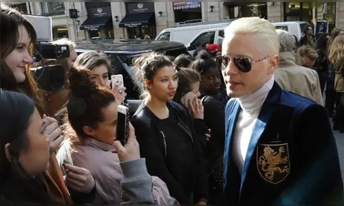 ​Jared Leto exibe cabelo loiro platinado em evento