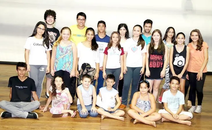 Reunindo 110 alunos, a Escola Municipal de Teatro de Apucarana já iniciou os ensaios da peça “Paixão de Cristo Segundo Cristino” - Foto: Divulgação