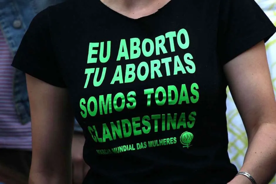 Mulher participa de ato pró-aborto em São Paulo, em 2014 Foto: Renato S. Cerqueira / Futura Press