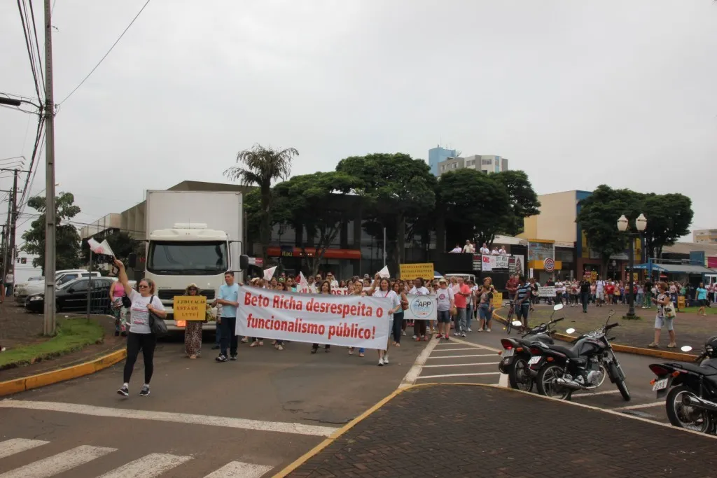 Apucarana: No 26º dia de greve, professores fazem mais uma passeata - Foto: TNONLINE