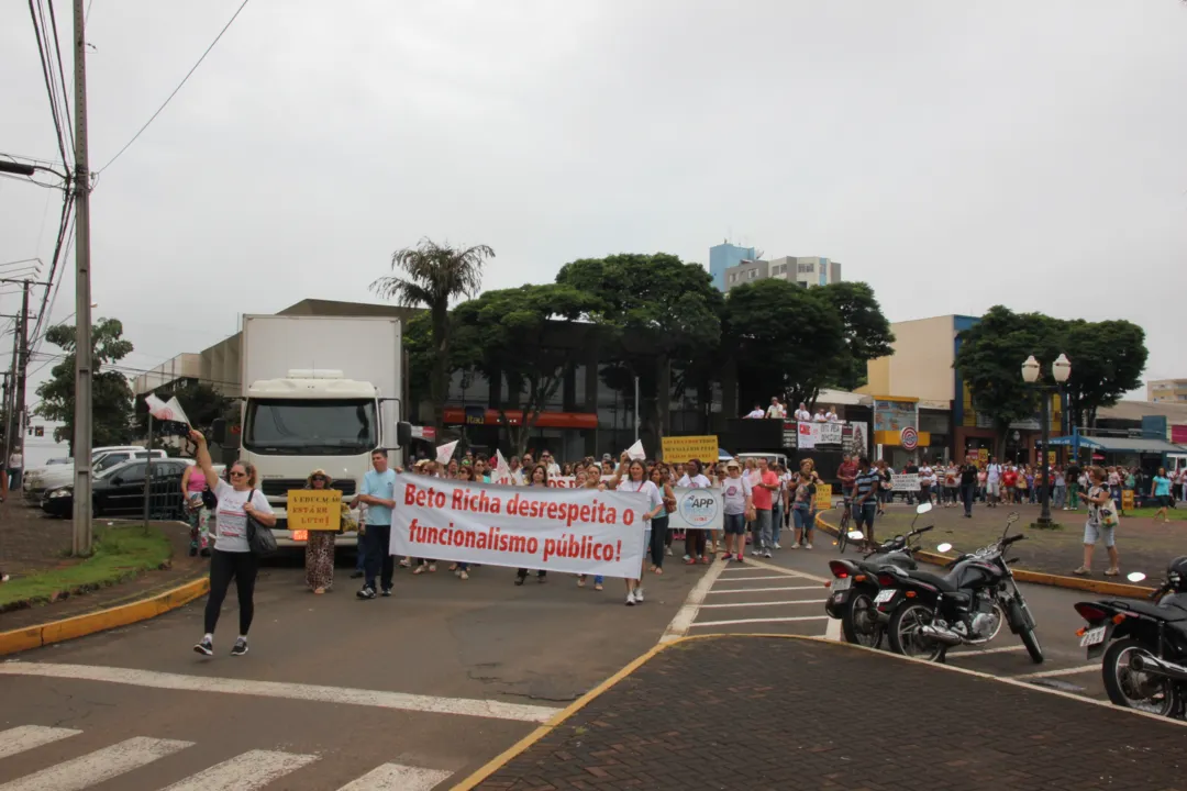 Apucarana: No 26º dia de greve, professores fazem mais uma passeata - Foto: TNONLINE