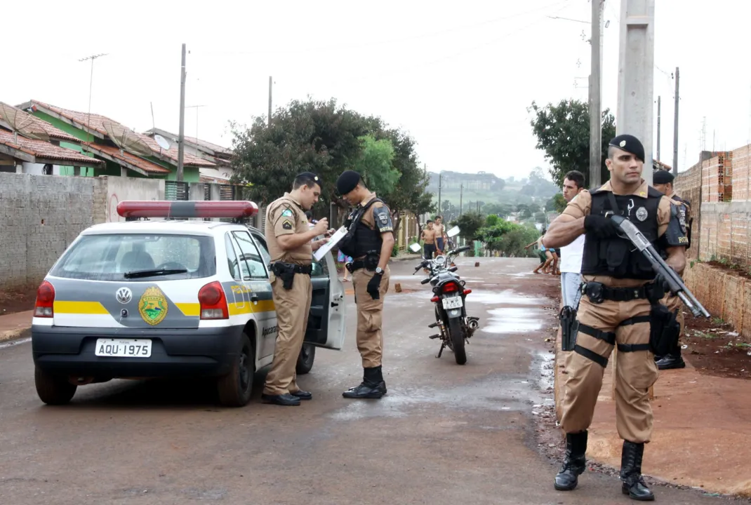 Durante a tarde, a Polícia Militar realizou bloqueios nas três saídas de Apucarana - Foto: Edson Denobi