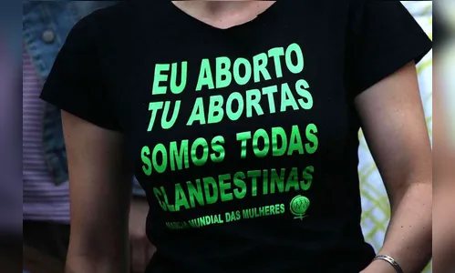 ​Mulher relata abandono em aborto aos 17: 