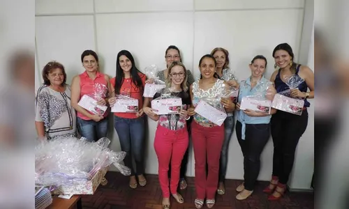 Servidoras municipais recebem presente em homenagem ao Dia Internacional da Mulher  