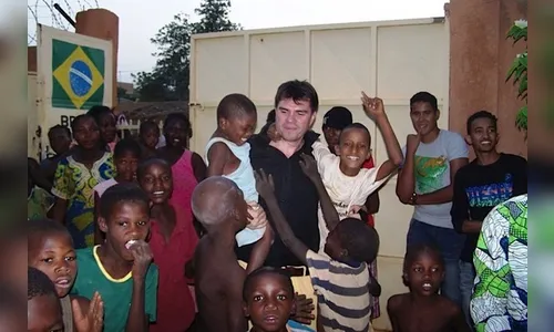 Ex-paquito adota 17 crianças na África e supera prostituição e drogas
