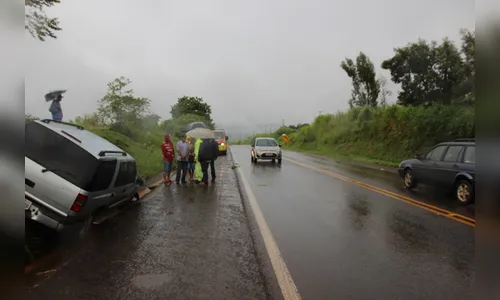 Tripla colisão nesta manhã deixa motociclista ferido em Apucarana