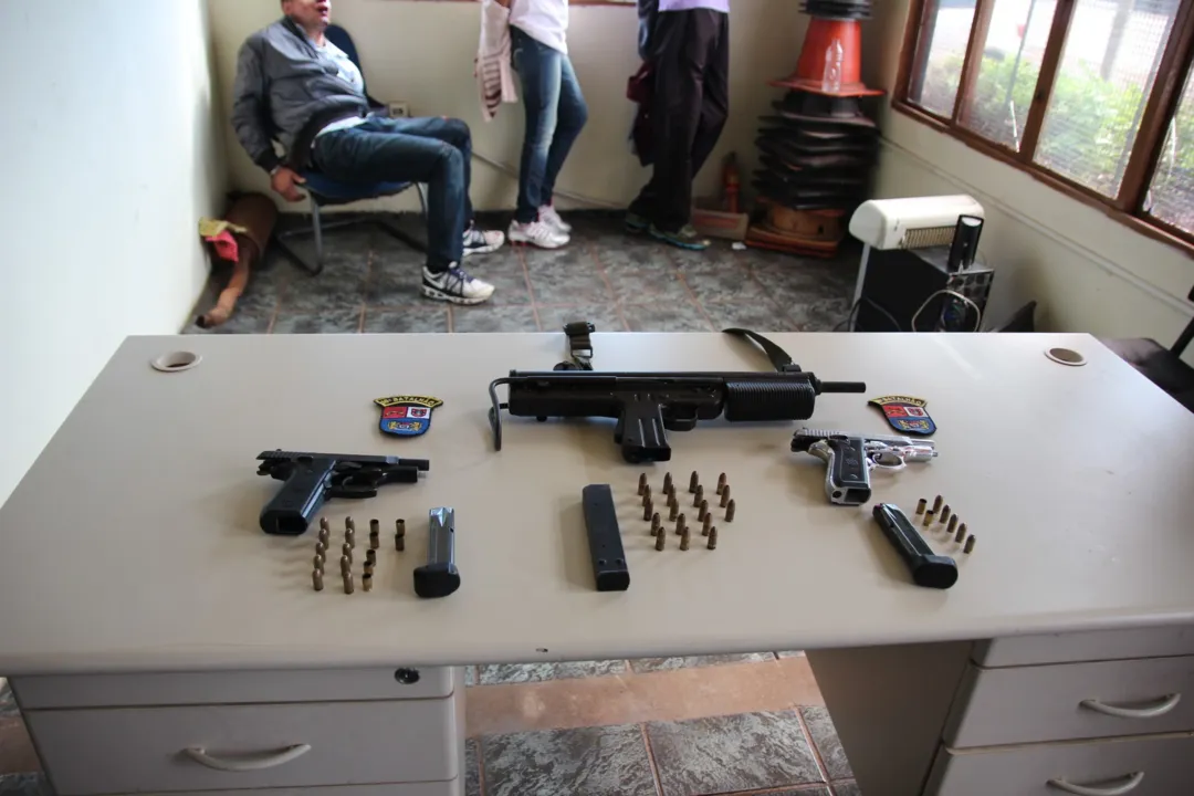 Bandidos foram presos com farto armamento em Apucarana (Foto: TNonline)