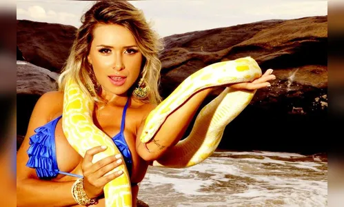 ​Ring girl do XFC faz ensaio sensual com cobra em praia