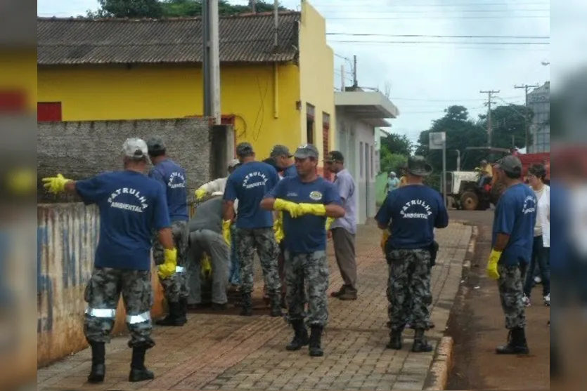  Os patrulheiros coletam os resíduos e oriemtam os moradores no combate ao mosquito da dengue (Foto/Edivaldo Viana) 