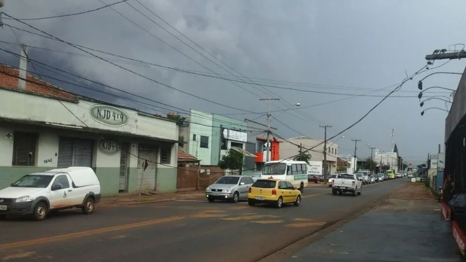 ​Caminhão derruba fiação e complica tráfego na Av. Maracanã, em Arapongas - Foto: Adriana Roveri