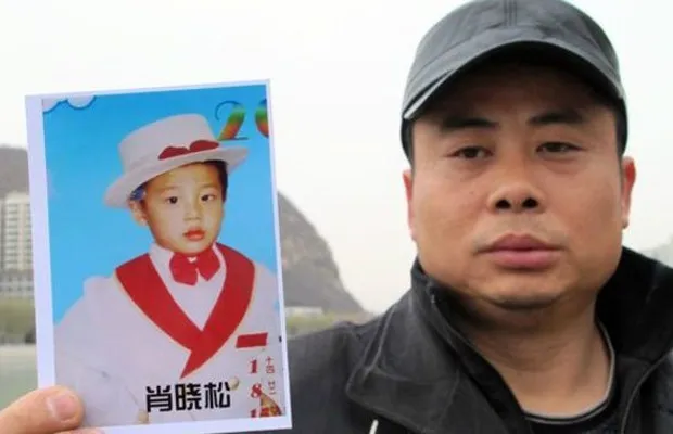Na primeira semana após o sumiço de seu filho, Chaohua colocou um anúncio na TV local (Foto: BBC)