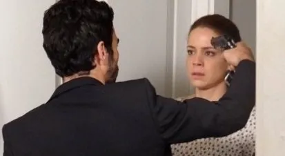 Caio Blat (José Pedro) rende Leandra Leal (Cristina) em cena de Império