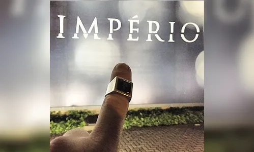 Alexandre Nero comemora fim de gravações de 'Império' com anel