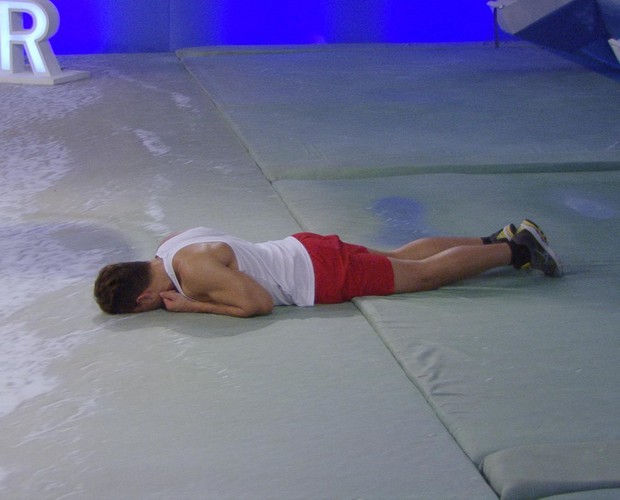 ​O novo líder se deitou no jardim e começou a chorar logo após o término da prova - Imagem:  wp.clicrbs.com.br